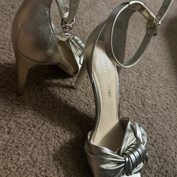 Ivanka Trump size 8 Gold heels - Picture 4 of 4